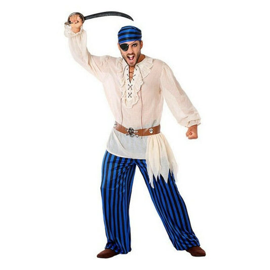 En man i piratdräkt poserar med ett svärd i handen – han bär vit kråsskjorta, blårandiga byxor, bandana och bälte med dödskalle-detaljer.