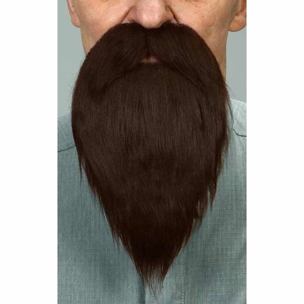 Närbild på en persons ansikte som bär ett stort, mörkbrunt, spetsigt lösskägg med tillhörande mustasch.