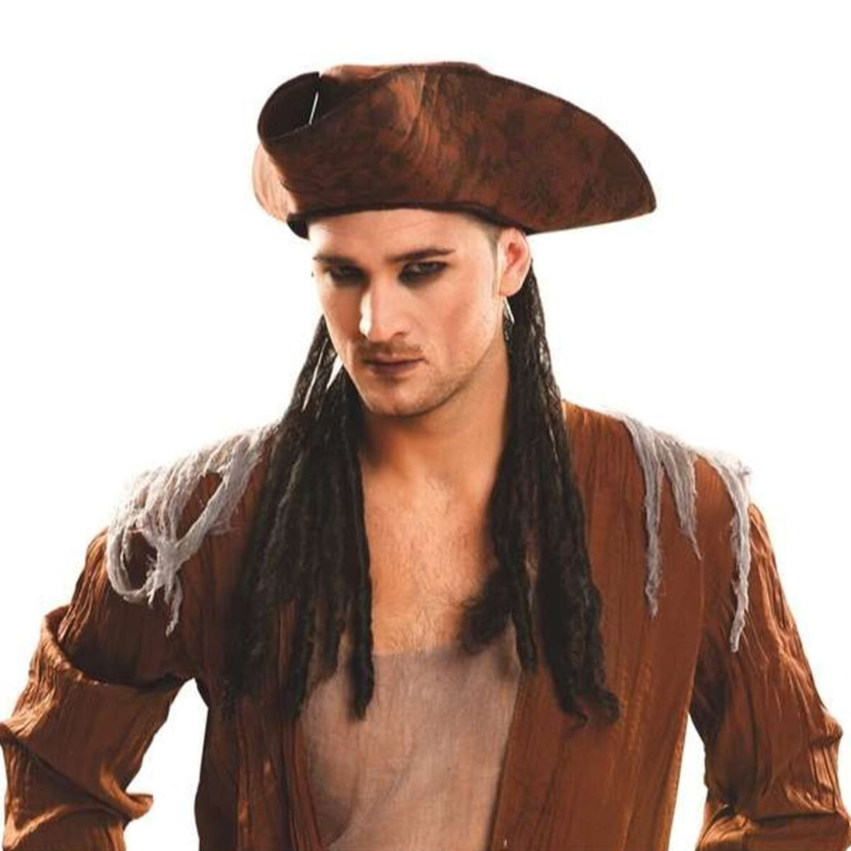 En man med dramatiskt sminkade ögon bär en realistisk brun pirathatt med fastsydda dreadlocks.