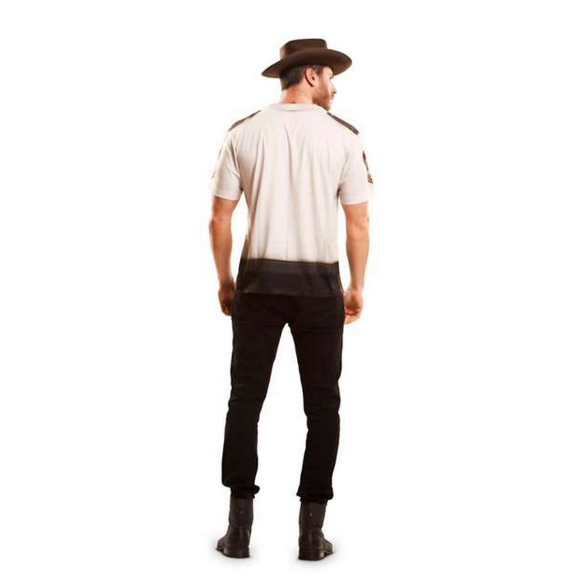 En man sedd bakifrån, som visar baksidan av den sheriff-tryckta t-shirten.