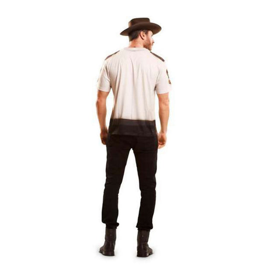En man sedd bakifrån, som visar baksidan av den sheriff-tryckta t-shirten.