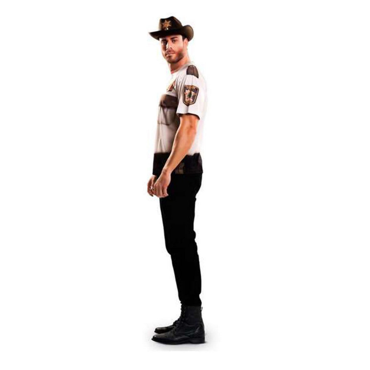 En man står i profil och bär den sheriff-tryckta t-shirten och en cowboyhatt.