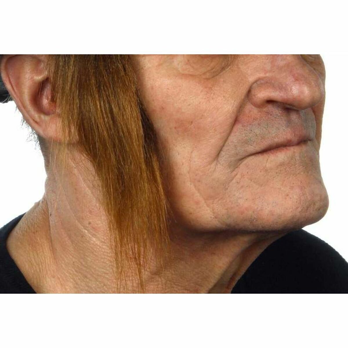 En man i profil visar upp ett par långa, raka och bruna löspolisonger, perfekta för en 70-tals rock- eller biker-look.