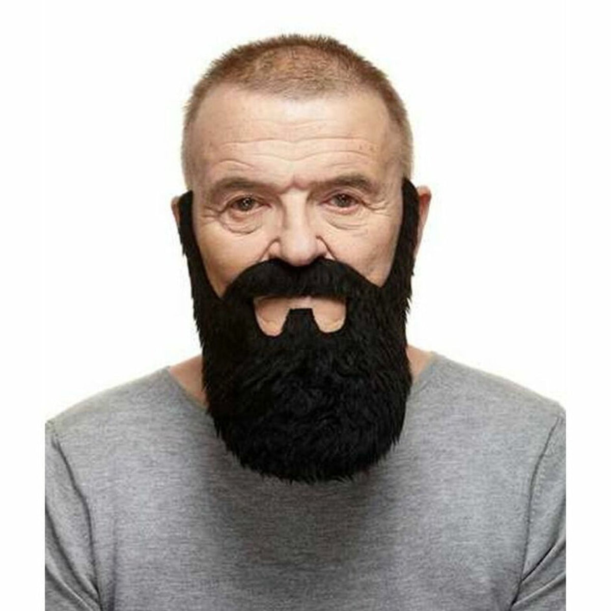  En man bär ett stort, tjockt och välansat kolsvart lösskägg med en matchande mustasch, vilket ger honom ett respektingivande utseende som en skogshuggare eller biker.