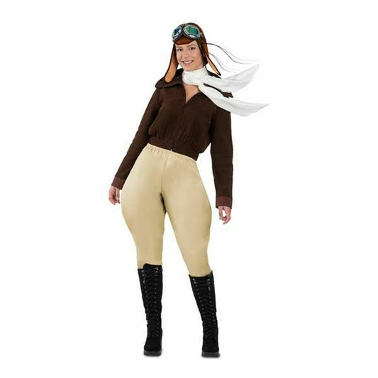 En leende kvinna poserar i en komplett Retro Flygar-Dräkt för dam, med en brun jacka, ridbyxor, pilotmössa och en vit scarf.