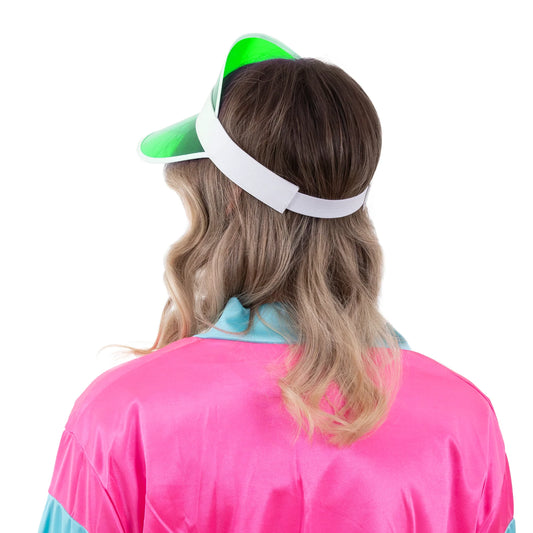 En person bär en grön transparent solskärm med vitt band tillsammans med en färgstark retroinspirerad outfit.