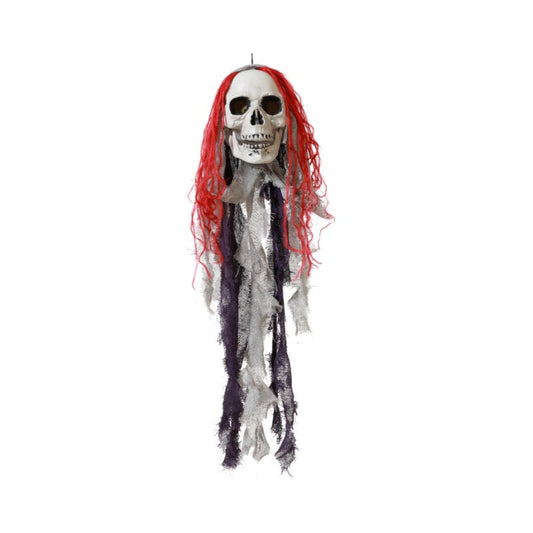 En hängande Halloweendekoration som föreställer en dödskalle med långt, rött hår och slitna tygremsor.