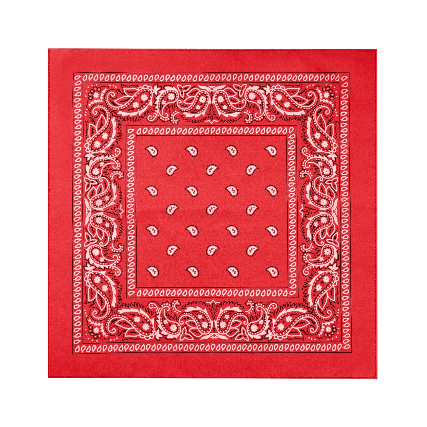 En röd bandana ligger utvikt mot vit bakgrund och visar sitt kvadratiska format, paisleymönster och dekorativa kant.