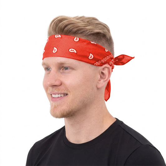 En röd bandana med klassiskt paisleymönster är knuten runt huvudet och visas från sidan.