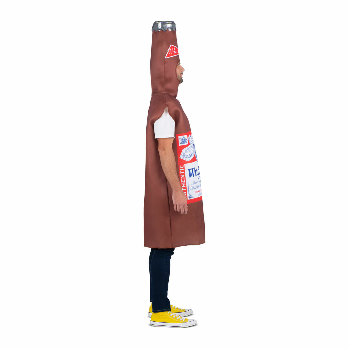 En man står i profil och bär ölflaska-dräkten, vilket visar dess form och etikettens placering.