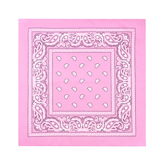 En rosa bandana ligger utvikt mot vit bakgrund och visar sitt kvadratiska format, paisleymönster och dekorativa kant.
