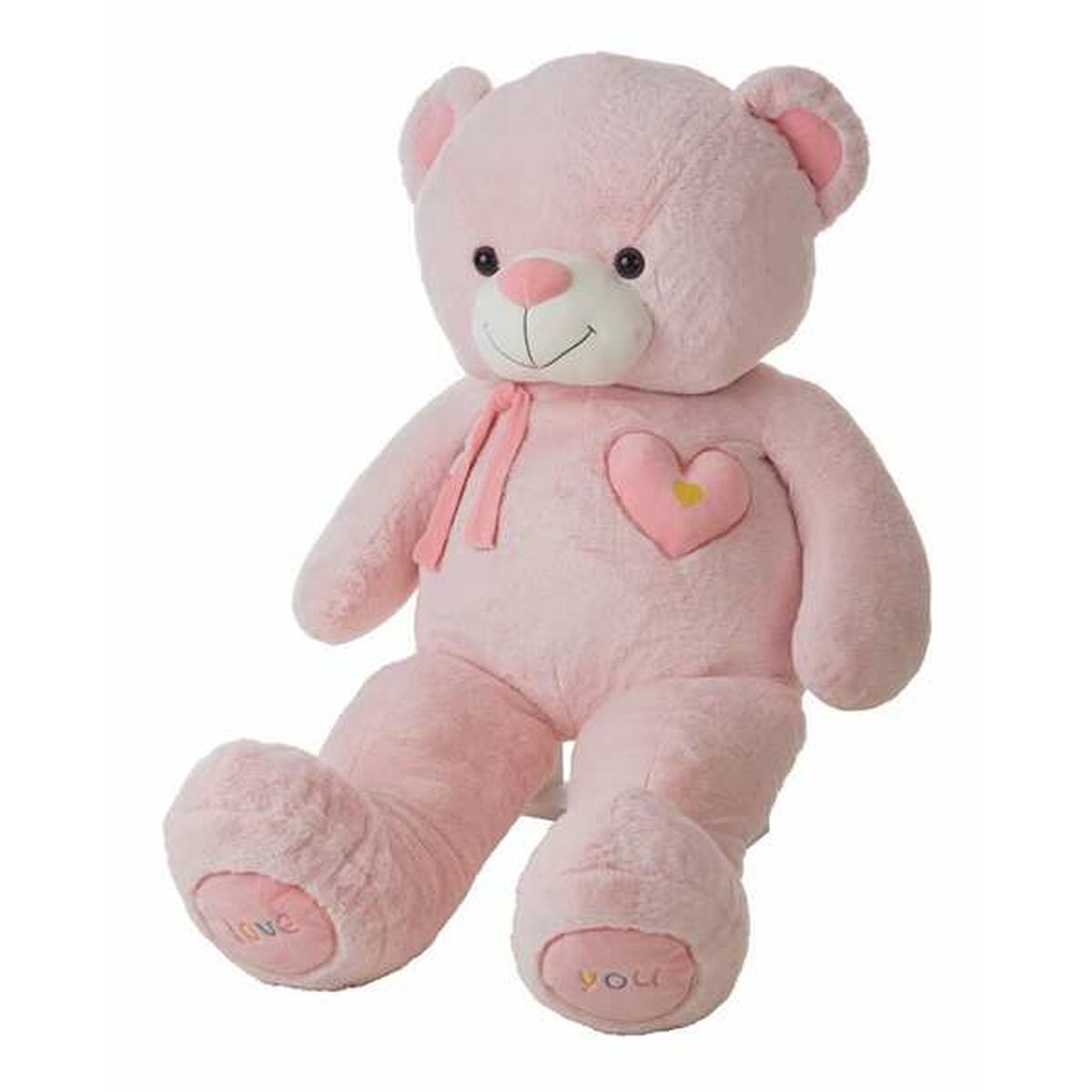 En stor sittande mjukisbjörn i ljusrosa färg med ett rosa hjärta på bröstet, en matchande rosett och texten love you broderad under tassarna mot en vit bakgrund.