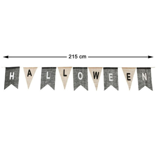 En lång, Rustik Halloween-Girlang med svart-vita vimplar som stavar ut "HALLOWEEN".