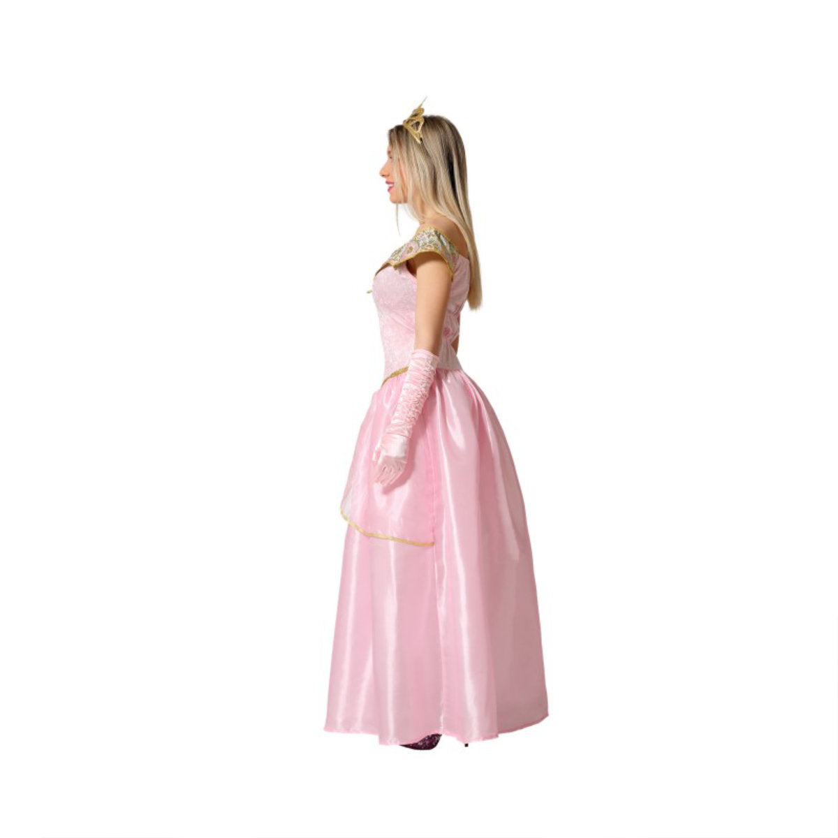 En leende kvinna poserar från sidan i en vacker och elegant, rosa prinsessklänning med gulddetaljer, långa handskar och en gyllene krona.