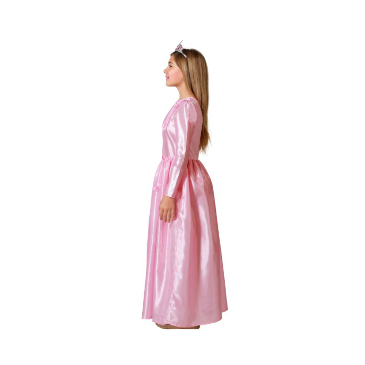 Sidoprofil av ett barn som bär den rosa prinsessklänningen, som visar dess eleganta, långa kjol och en tiara i håret.