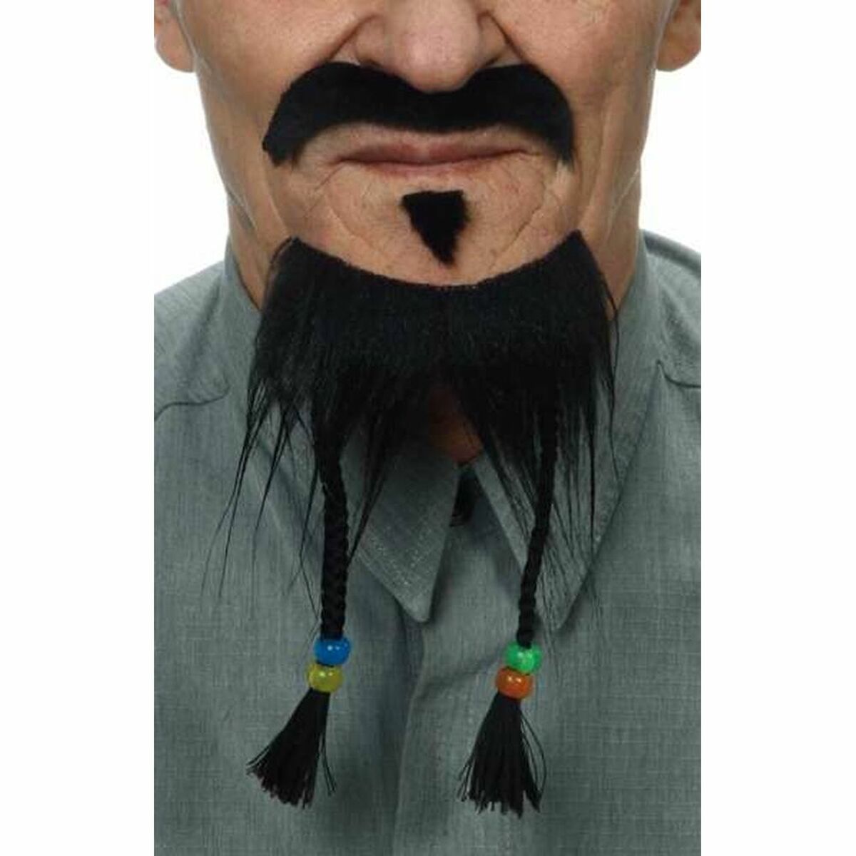 En man bär ett unikt, svart piratskägg-set med en mustasch, en liten soul patch och ett hakskägg med två långa, flätade tofsar dekorerade med färgglada pärlor.