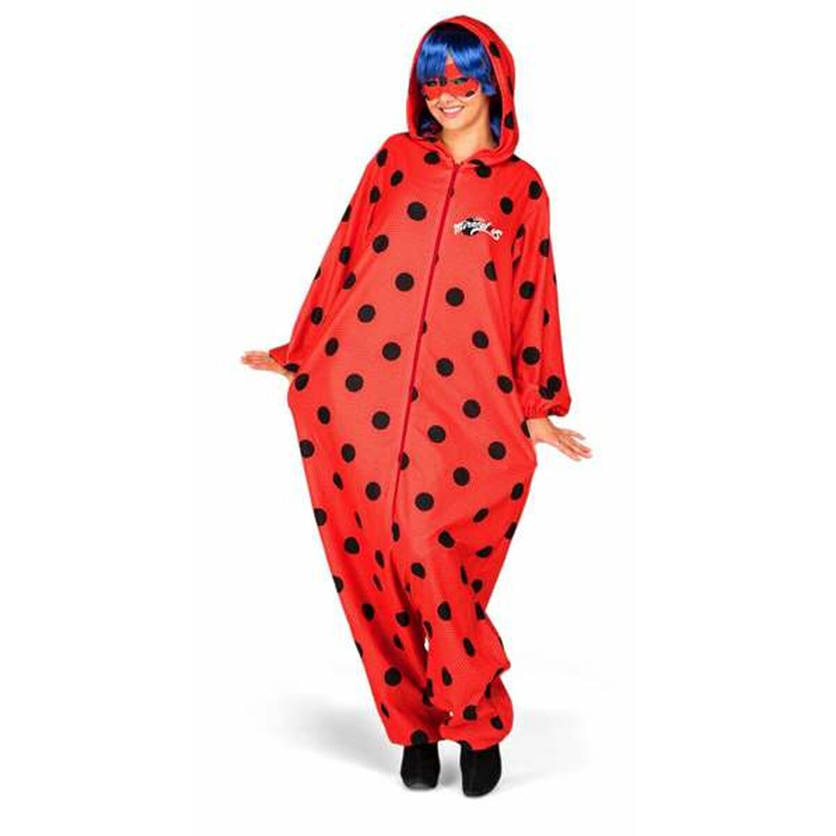 Ett barn klädd i en röd och svart prickig Ladybug-dräkt med huva och ögonmask drar ut sidan på dräkten.