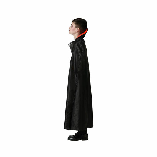 Sidoprofil av ett barn som bär en klassisk vampyrdräkt, som visar den långa svarta manteln och den höga, röda kragen.
