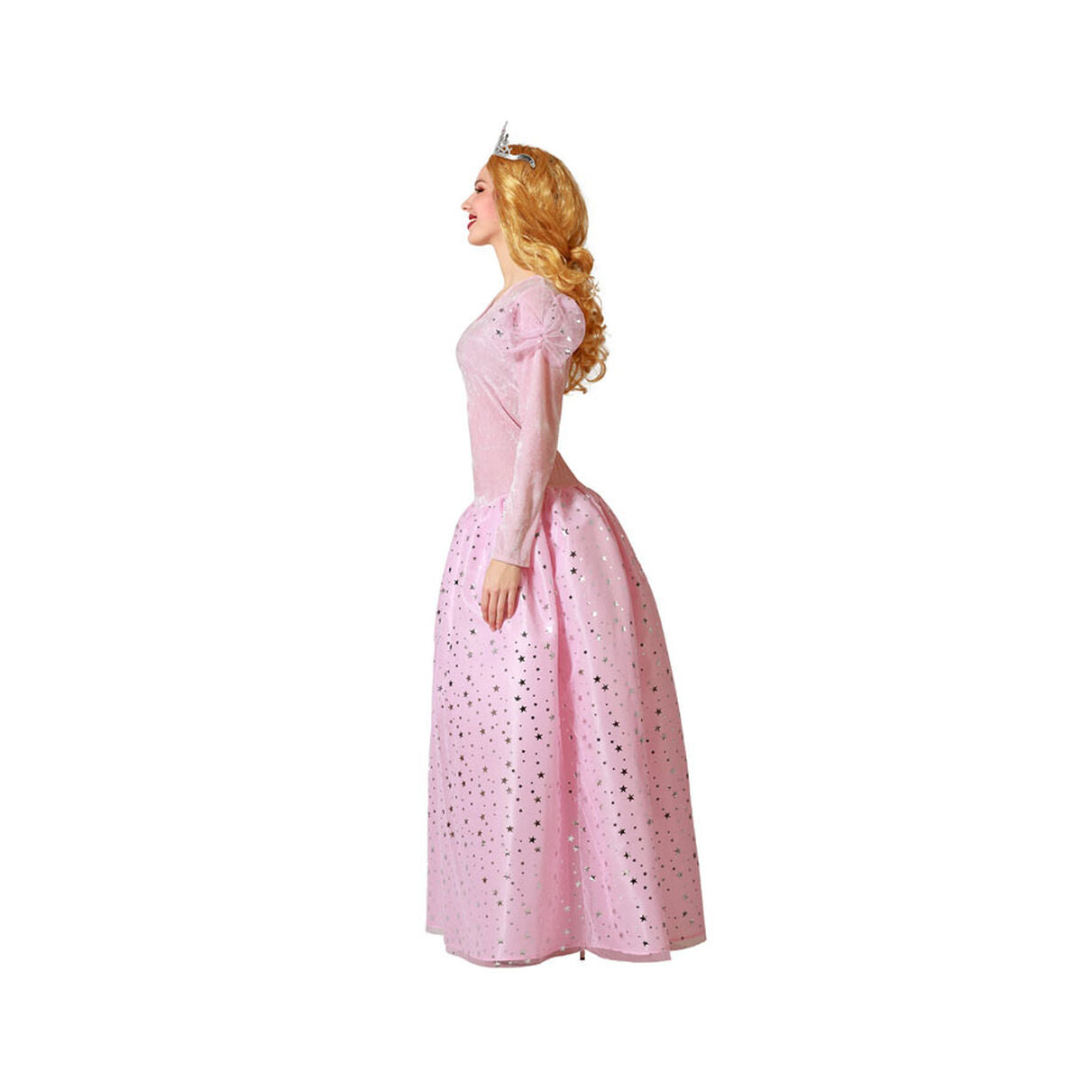 En kvinna står i profil och bär den långa, rosa sagoklänningen med stjärnmönster och puffärmar.
