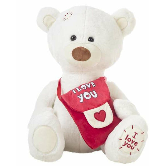En stor sittande vit mjukisbjörn som bär en röd messenger-väska med hjärtatryck och har texten I love you broderad på ena fotsulan.