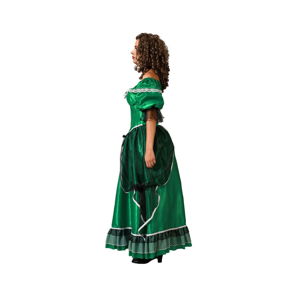 En kvinna står i profil och bär den långa, gröna balklänningen, vilket visar dess volym och eleganta silhuett.