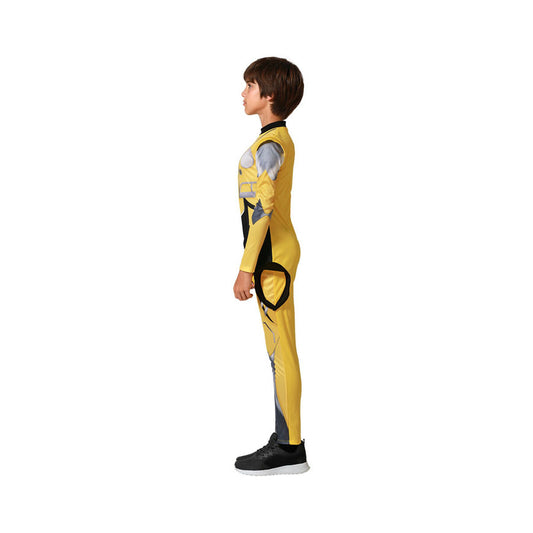 Sidoprofil av ett barn som bär en gul robot-jumpsuit med svarta och grå detaljer, som visar dräktens slimmade passform.