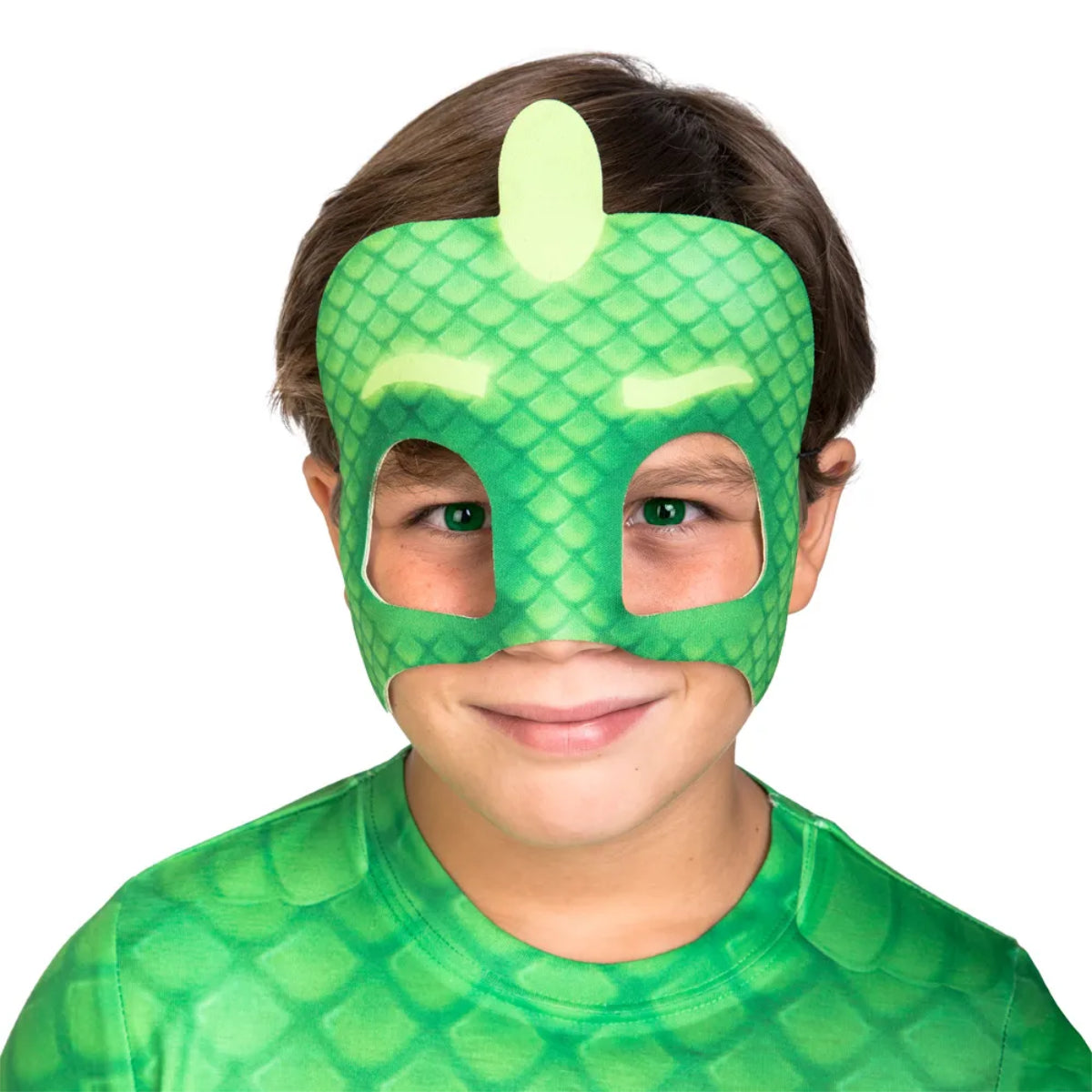 Närbild på ett barn som bär den gröna Ödlis (Gekko)-masken med de karaktäristiska ögonen och kammen.