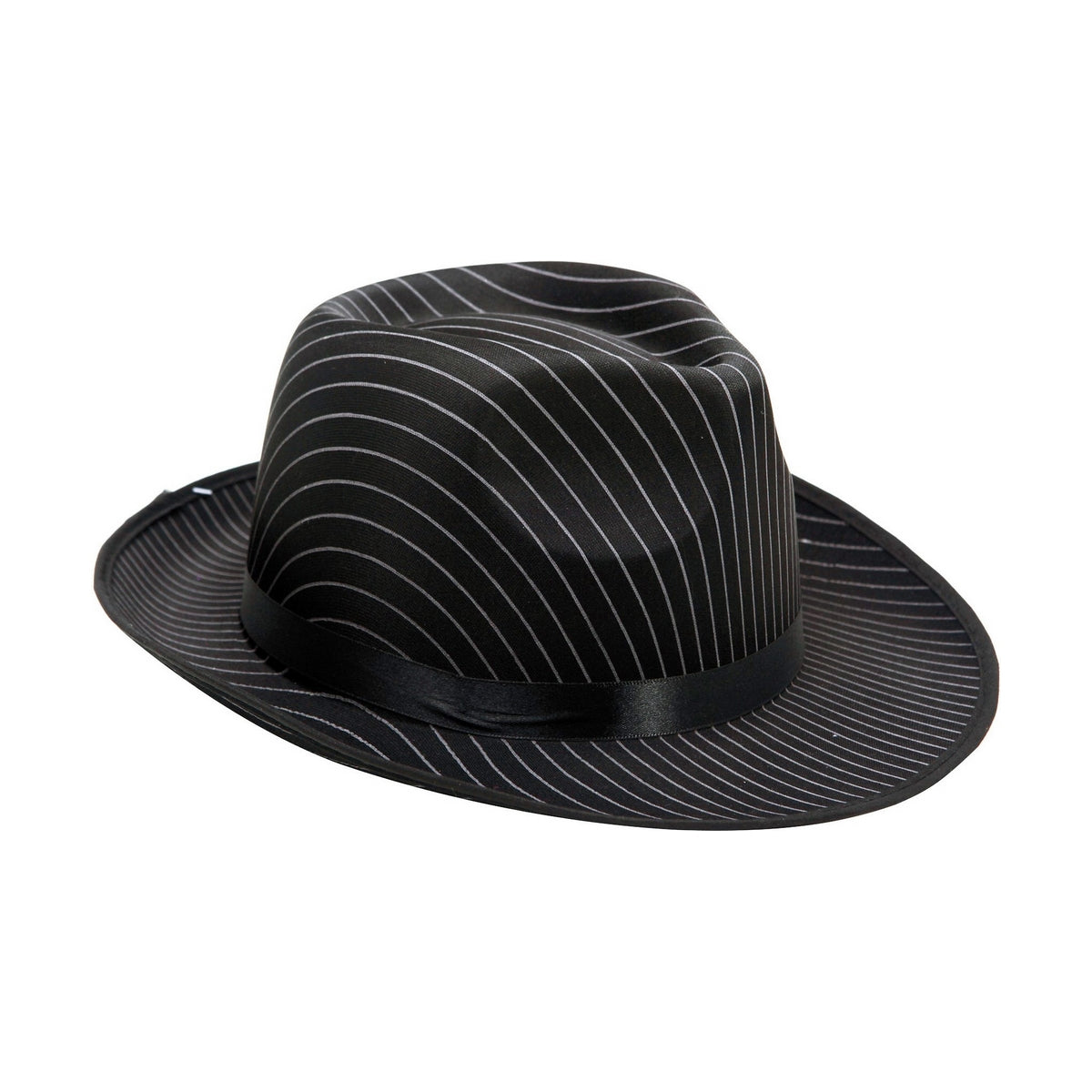 En svart gangsterhatt i fedora-modell med tunna vita kritstrecksränder och ett brett svart satinband runt kullen.