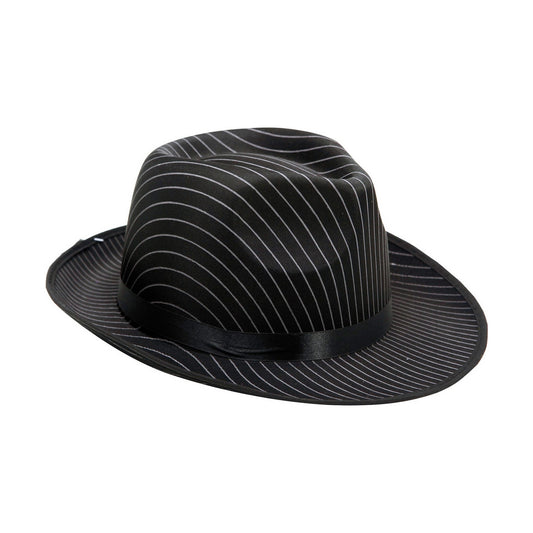 En svart gangsterhatt i fedora-modell med tunna vita kritstrecksränder och ett brett svart satinband runt kullen.