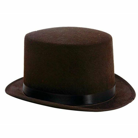 En klassisk hög hatt i svart filtmaterial prydd med ett brett och glansigt svart satinband mot en vit bakgrund.
