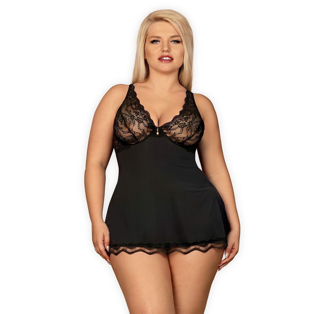 En kurvig kvinna med blond hår poserar i en elegant svart babydoll med spetsdetaljer och en pärla i urringningen.