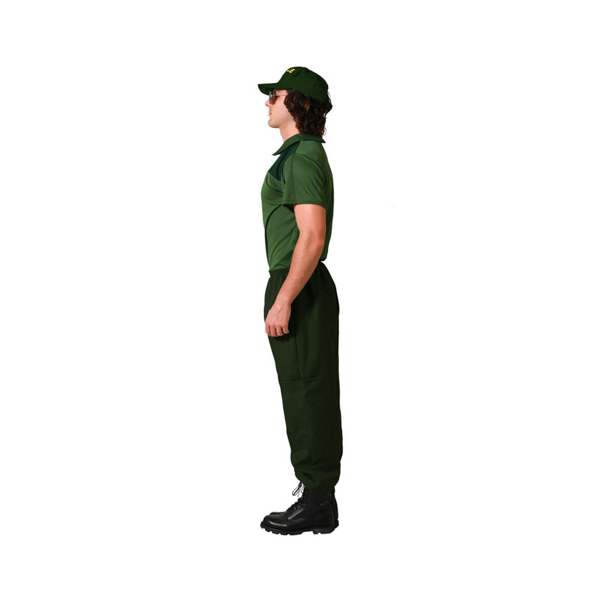 En man står i profil och bär den gröna polisuniformen och kepsen.