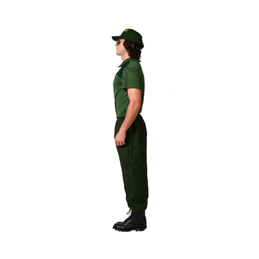 En man står i profil och bär den gröna polisuniformen och kepsen.
