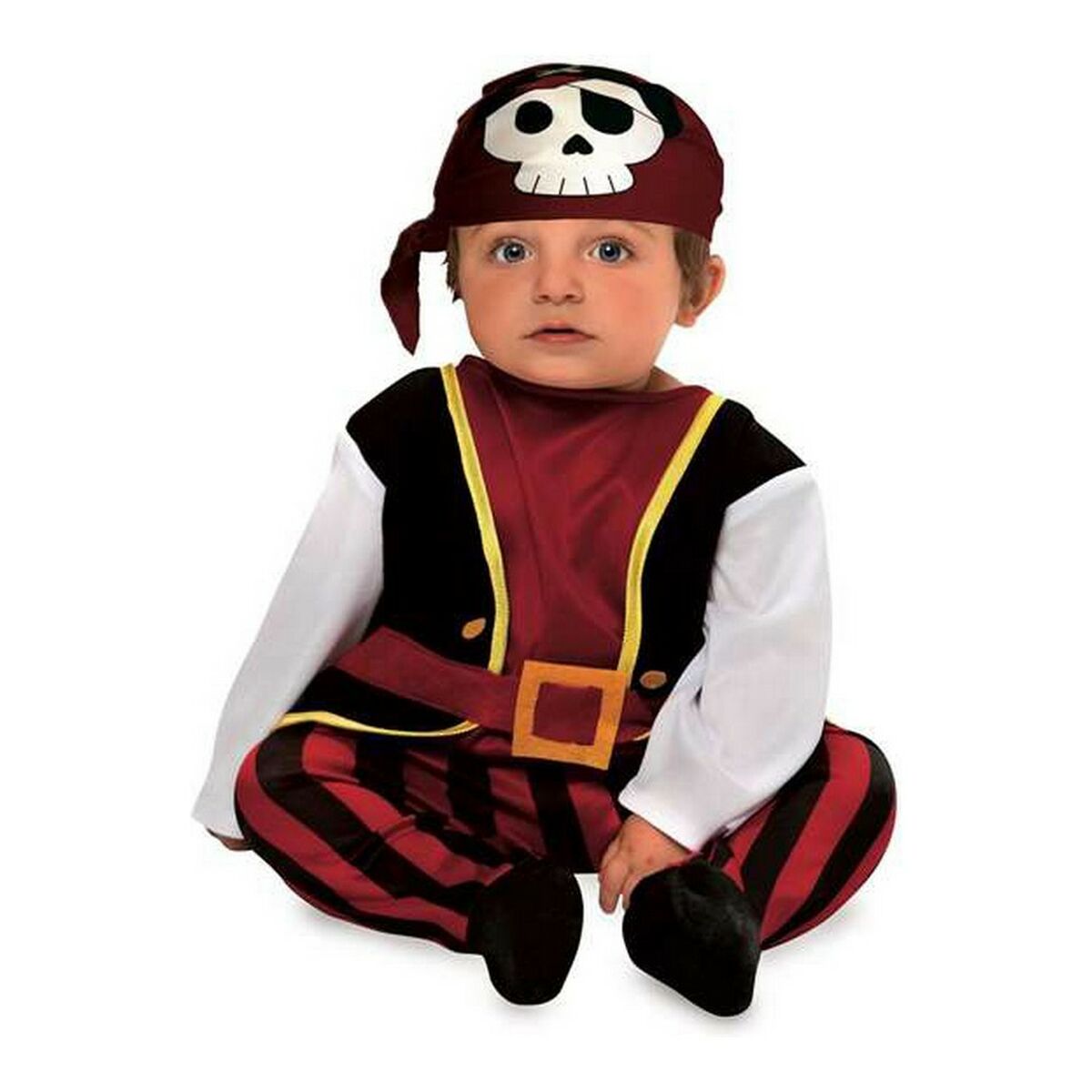 En bedårande bebis sitter upp i en komplett och tuff piratdräkt, med randiga byxor, fastsydd väst och en röd bandana med dödskalle.