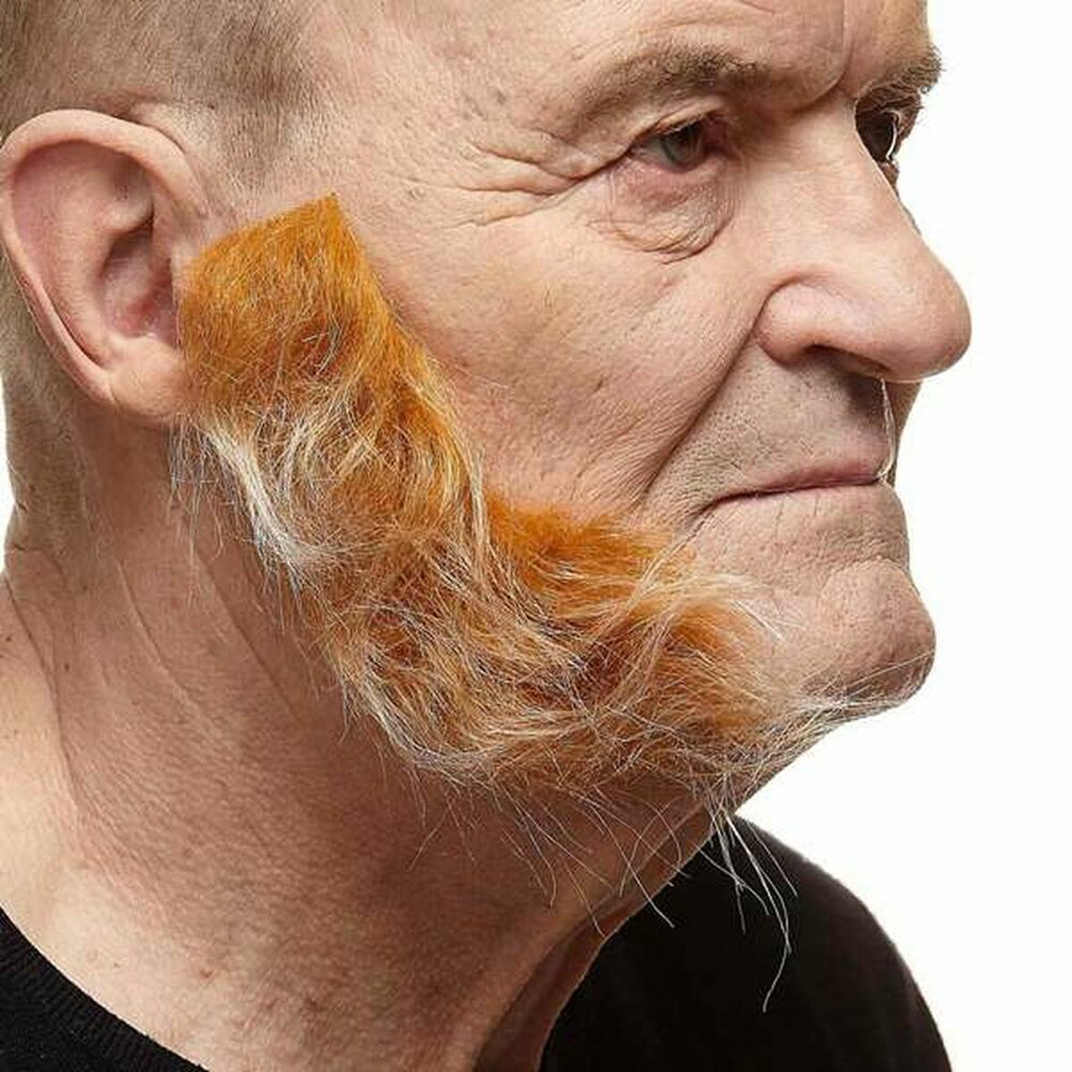 En man i profil visar upp ett par yviga, buskiga och orangea löspolisonger, perfekta för en irländsk pyssling- eller leprechaun-look.