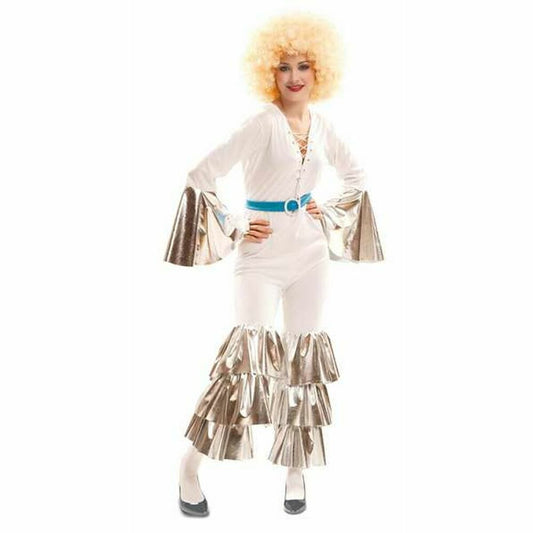 En leende kvinna i en vit discodräkt med stora silverfärgade volanger på ärmarna och benen samt ett blått bälte och en blond afroperuk.
